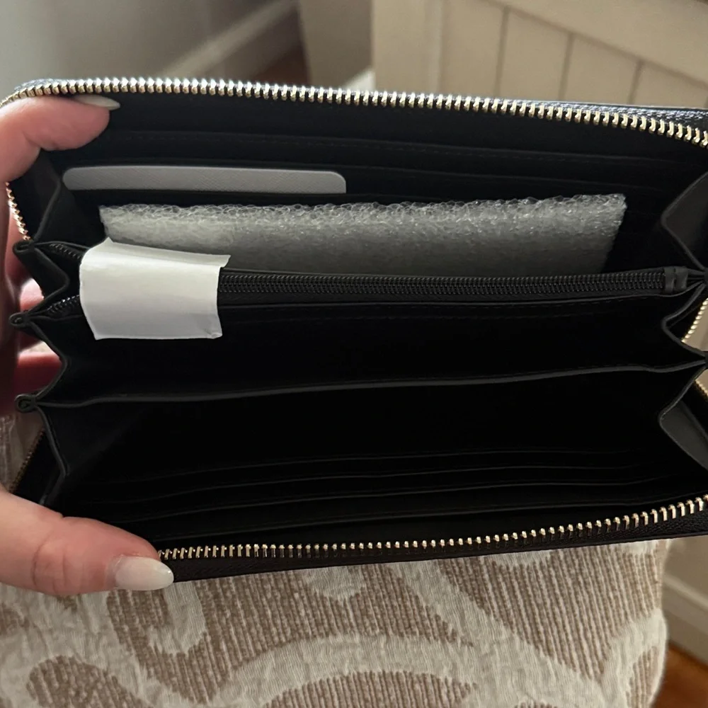 GUESS Black Lizard-Embossed Zip Wallet with Gold Logo